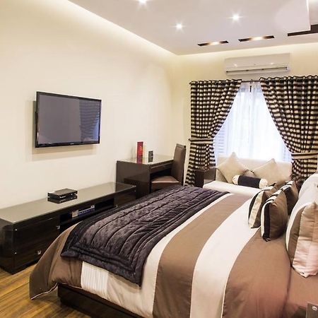 Royaute Luxury Suites And Hotel Gulberg Lahore Ruang foto
