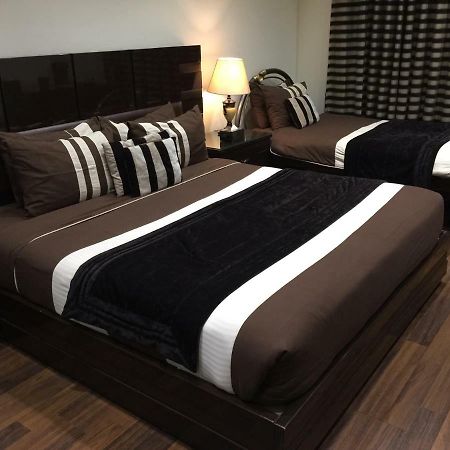 Royaute Luxury Suites And Hotel Gulberg Lahore Bagian luar foto