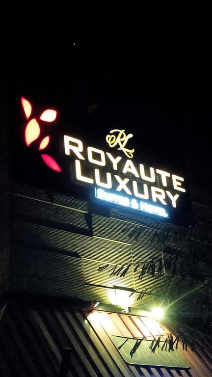 Royaute Luxury Suites And Hotel Gulberg Lahore Bagian luar foto