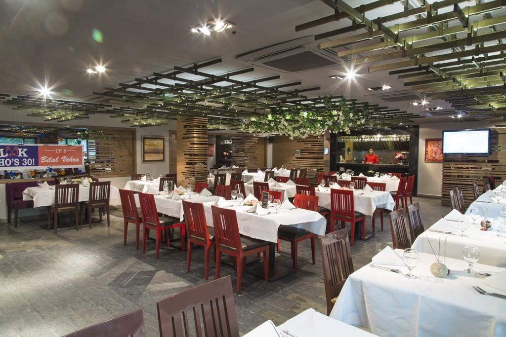Royaute Luxury Suites And Hotel Gulberg Lahore Bagian luar foto