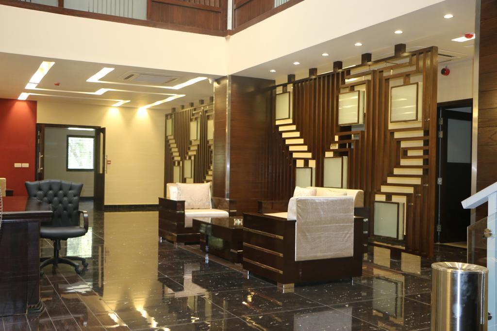Royaute Luxury Suites And Hotel Gulberg Lahore Bagian luar foto