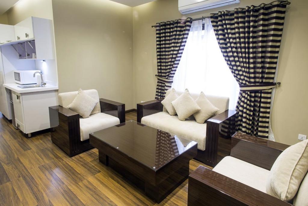 Royaute Luxury Suites And Hotel Gulberg Lahore Ruang foto