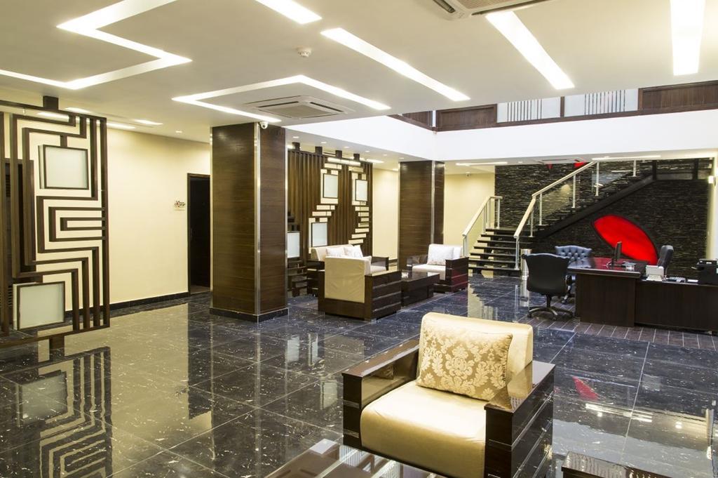 Royaute Luxury Suites And Hotel Gulberg Lahore Bagian luar foto