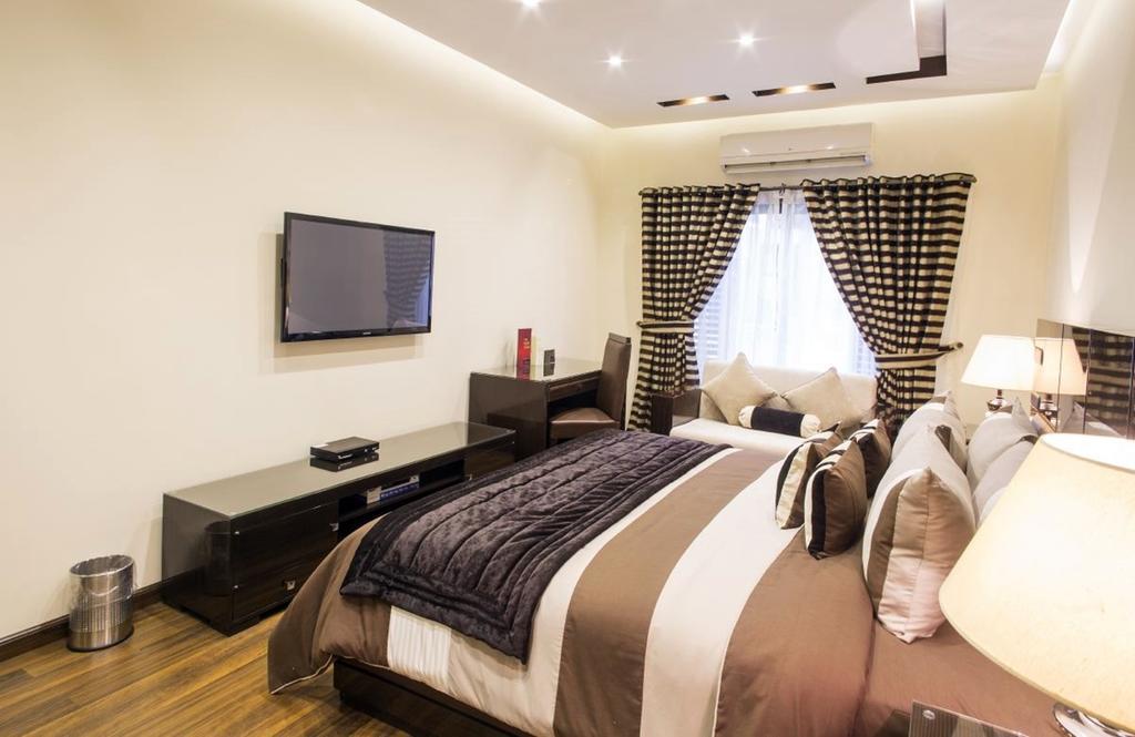Royaute Luxury Suites And Hotel Gulberg Lahore Ruang foto