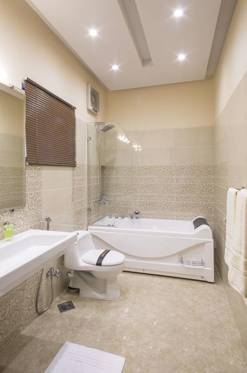 Royaute Luxury Suites And Hotel Gulberg Lahore Ruang foto