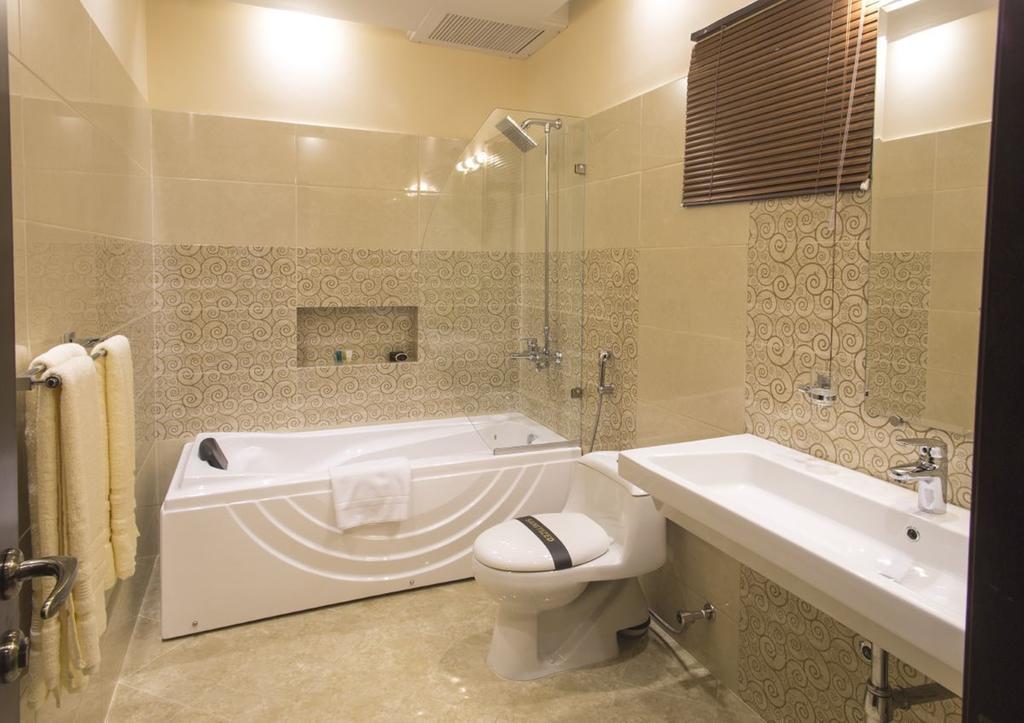 Royaute Luxury Suites And Hotel Gulberg Lahore Ruang foto