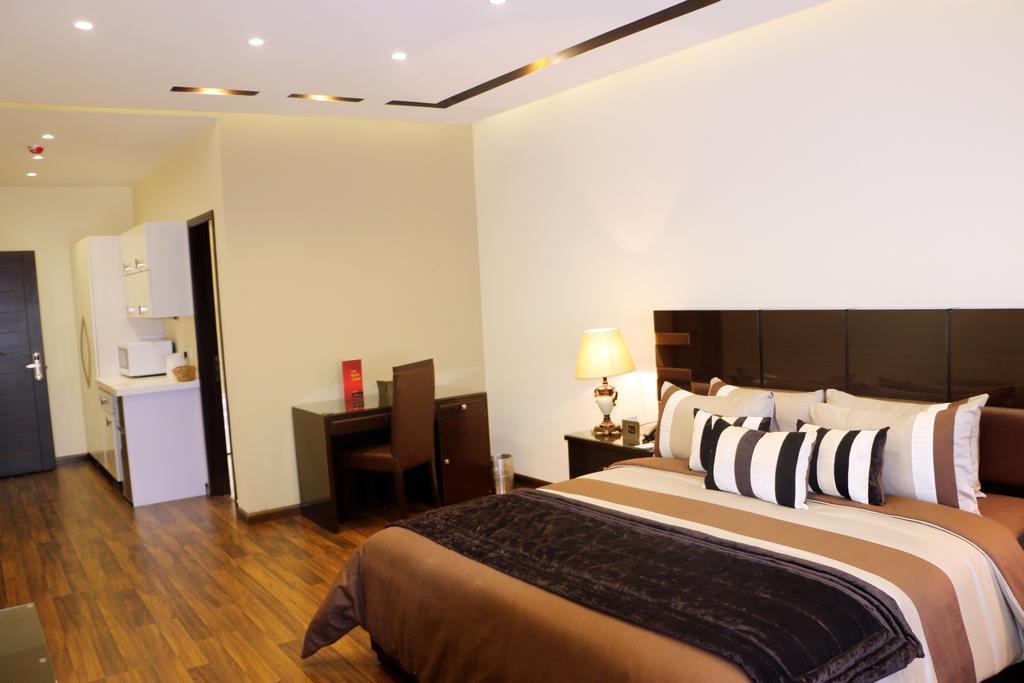 Royaute Luxury Suites And Hotel Gulberg Lahore Ruang foto