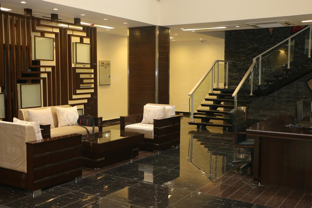 Royaute Luxury Suites And Hotel Gulberg Lahore Bagian luar foto