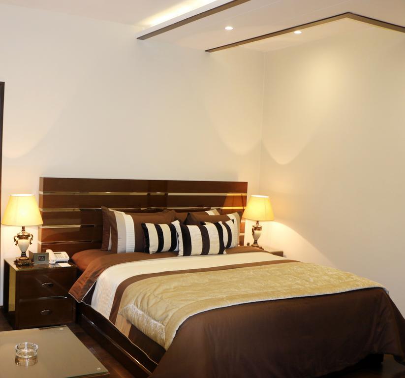 Royaute Luxury Suites And Hotel Gulberg Lahore Ruang foto