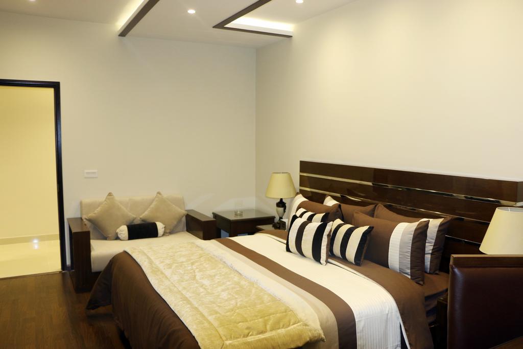Royaute Luxury Suites And Hotel Gulberg Lahore Bagian luar foto