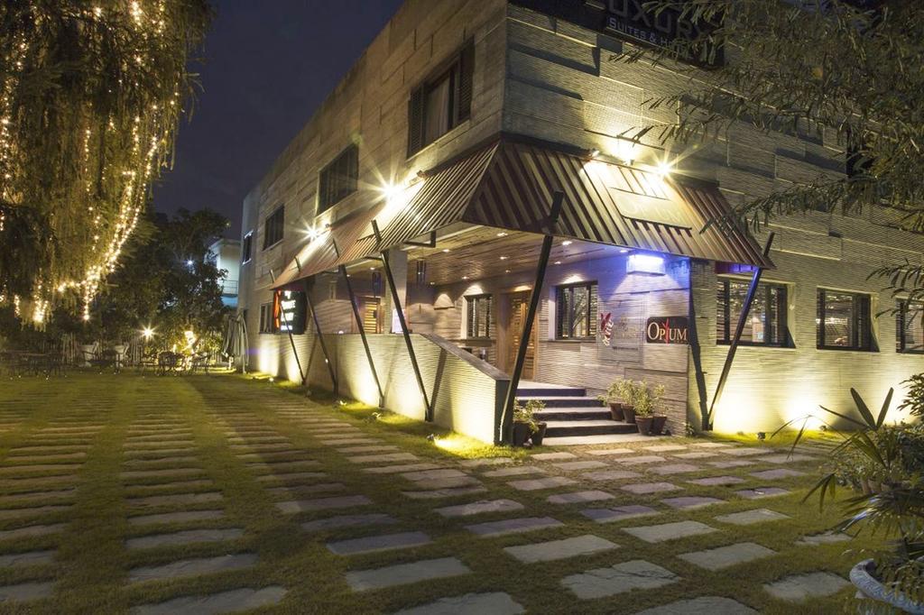 Royaute Luxury Suites And Hotel Gulberg Lahore Bagian luar foto