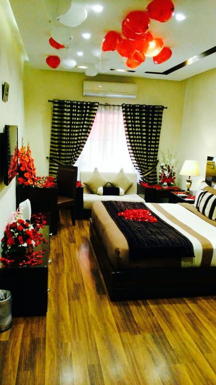 Royaute Luxury Suites And Hotel Gulberg Lahore Bagian luar foto
