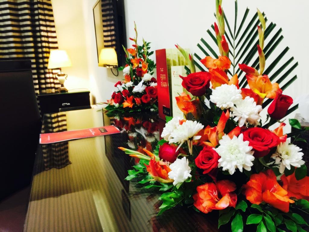 Royaute Luxury Suites And Hotel Gulberg Lahore Bagian luar foto