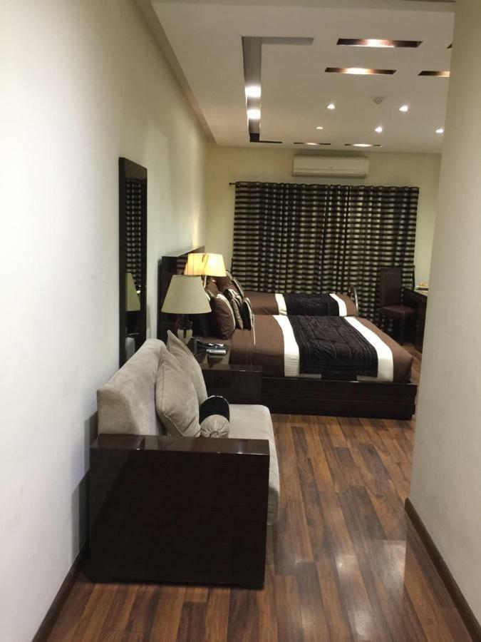 Royaute Luxury Suites And Hotel Gulberg Lahore Bagian luar foto
