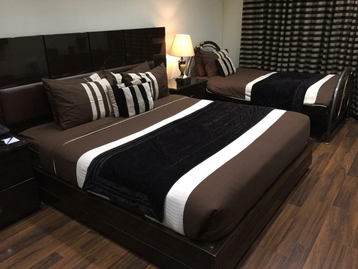 Royaute Luxury Suites And Hotel Gulberg Lahore Bagian luar foto