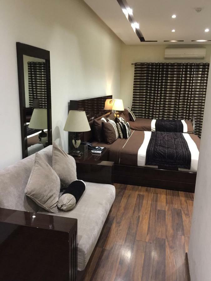 Royaute Luxury Suites And Hotel Gulberg Lahore Bagian luar foto