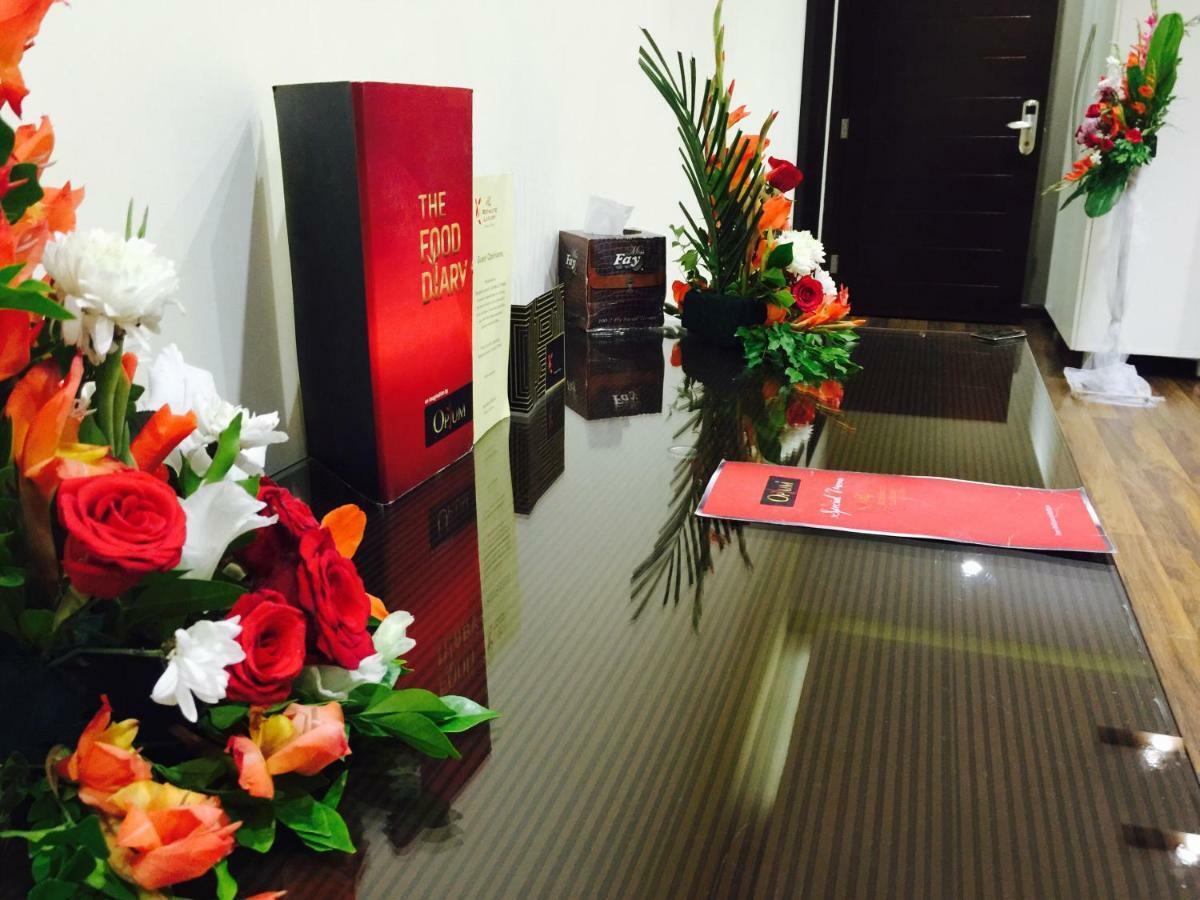 Royaute Luxury Suites And Hotel Gulberg Lahore Bagian luar foto
